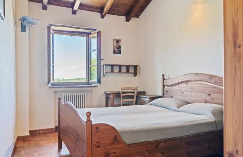 Tranquil Village Stay with Fireplace - Photo 19