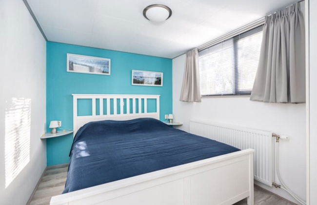 Chalet in Goedereede Near North Sea Beach - Photo 3