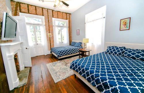 Governors Mansion 5 bedroom-3 bath - Photo 16