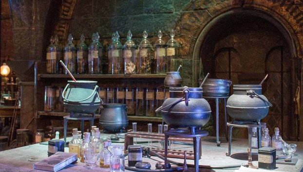 Visite à la découverte de Harry Potter dans les studios Warner - Photo 5, Décor d'un cours de potions magiques