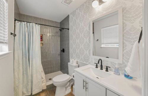 Renovated bungalow in DT Raleigh w firepit & king bed - Foto 12