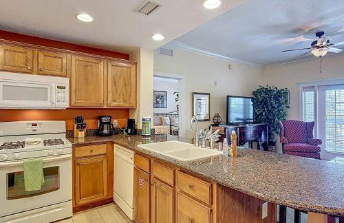 3-BR Condo with Dreamy Balcony Views, Walk to Pool - Foto 8