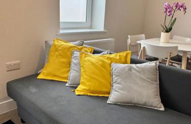 Brand-new flat, King Bed, Sofa Bed with full kitchen, Wi-Fi, self check-in Central location near everything - Foto 16