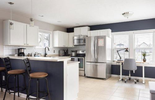 Capitol House - 3 Bed 1 Full and 1 Half Bath, Pet Friendly with Hot Tub walk to Lucas Oil Stadium - Foto 14