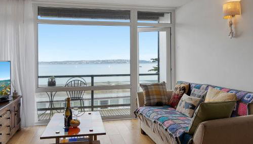 Seaside Rendezvous - Sleeps 7, Sea Views & Parking - Foto 1