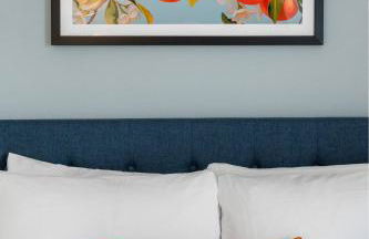 Lake View Top Floor 2 Bed 2 Bath Condo with Balcony - Foto 15