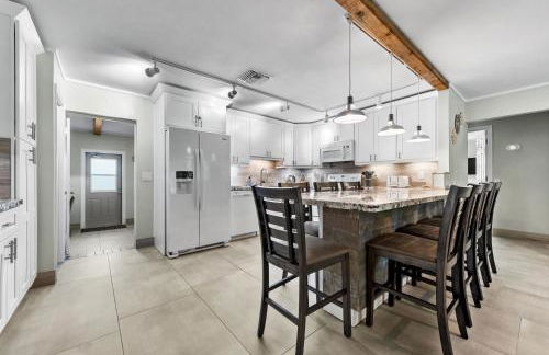 Boho Tiki Villa w Heated Saltwater Pool, King Beds & 6TVs - Photo 22