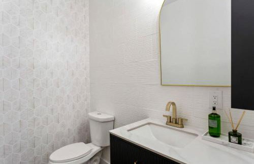 Stylish Lakehouse with Black-and-White Modern Design near Lake Hartwell, Clemson SC - Foto 17