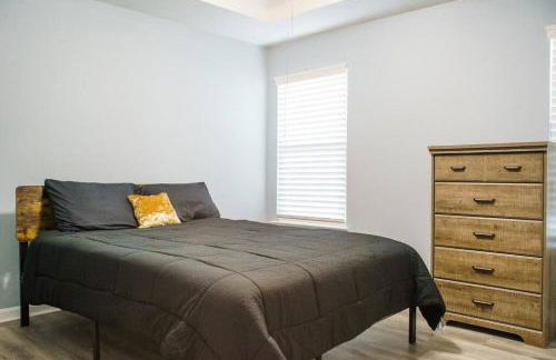 Deck, BBQ Grill, Backyard Fire Pit, Pool, Jacuzzi Tub, 65 inch TV - Foto 11