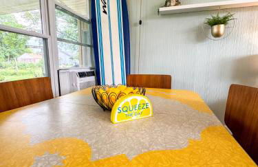 Mid-Century Modern Themed Home with Outdoor Hot Tub - Foto 15