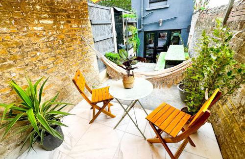 Modern flat with KING bed, garden & outdoor dining - Foto 1
