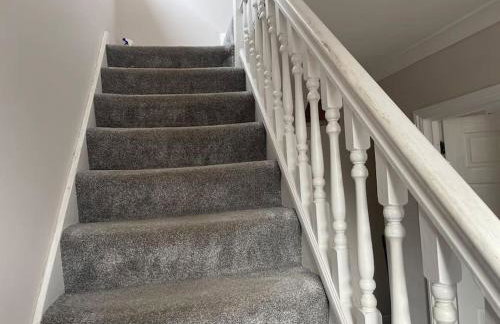 Luxurious Detached Holiday House Free Parking near Airport Town Centre Railway Station - Foto 35