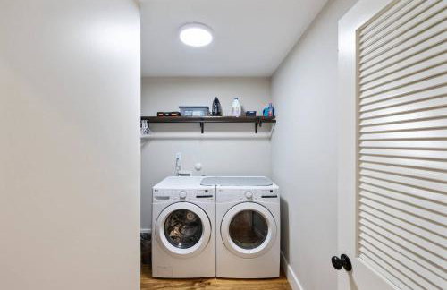 Downtown | Gorgeous | Pet Friendly! - Photo 30