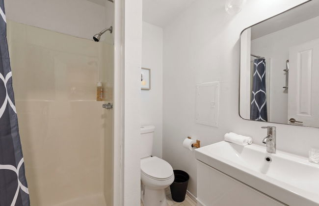 Cheerful Kirkland Home w/AC Big Yard, Walk to Beach - Photo 9