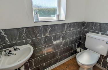 Your Leominster Base - 3BR Home with Garden & Parking - Foto 46