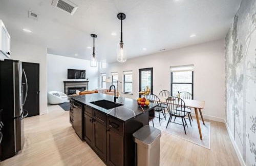 Unique Townhome with AC Garage Patio - Foto 9