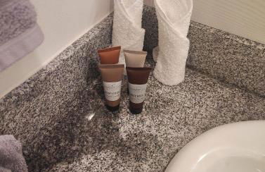 Relax and Explore Poolside Stay Near Local Spots - Foto 16