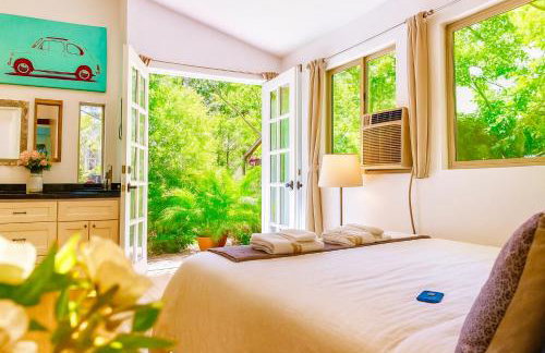 Enchanting Gated Hollywood Hills Oasis with Tranquil Treet-Top Views, Outdoor Living Room and Patios, Magical Zen Garden, Plus Bonus Romantic Guest House and Free Garage in LA's Most Desirable Central Serene Area, Sleeps 8-10 - Foto 18
