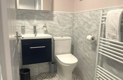 Modern 2 Bed House Sleeps 6 Southam Town Centre - Inspire Homes Ltd - Foto 14