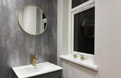 Large Luxury 4 bedroom home with parking - Foto 26