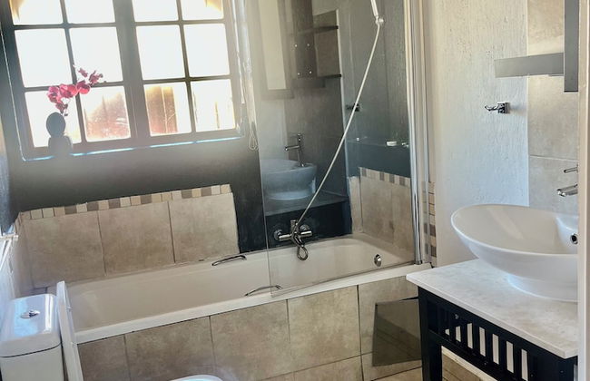 Serene Thatched Roof Retreat in Faerie Glen, Pretoria - Foto 10