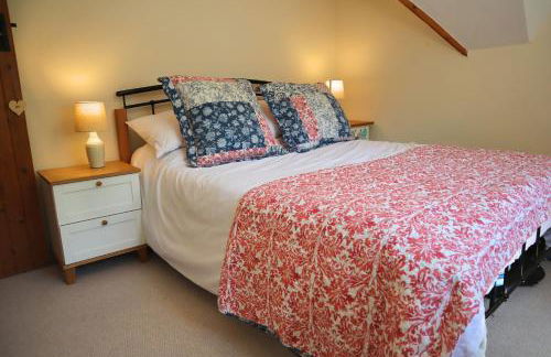 Beautiful Character 5 Bedroom Dorset Thatched Cottage - Great Location - Garden - Parking - Fast WiFi - Smart TV - Newly decorated - sleeps up to 10! Only 18 mins drive to Sandbanks Beach! Close to Bournemouth & Poole - Photo 21