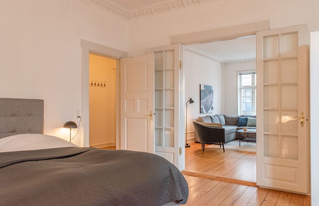 Sanders Boulevard - Smart 3-bdr Apt By the Canal - Photo 6