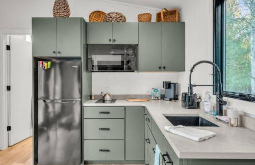 Tiny House on a Waterfall at Private Tiny Lake - Foto 17