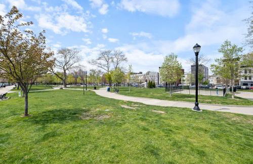 Luxury and Chic 2BR 2BA Apt only 15 Mins to NYC & Hoboken - Foto 31