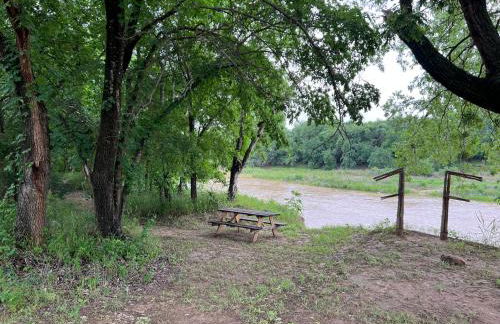 Hobbit Treehouse with waterfall on the Brazos River! 350 acres! Tubing! Petting zoo! - Foto 57