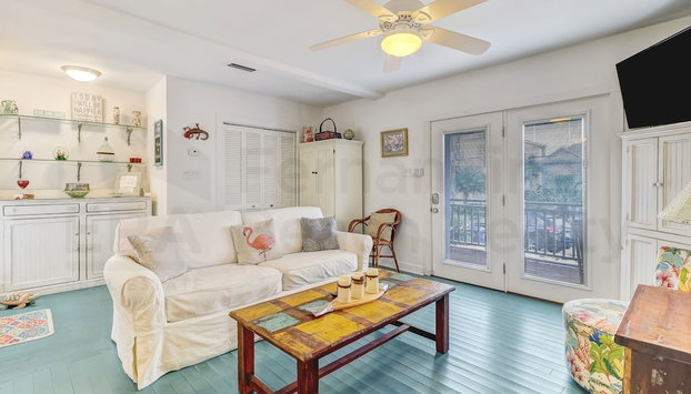 Vintage Home with Fire Pit in Backyard Street Away from Beach by RedAwning - Foto 2, Imagen principal