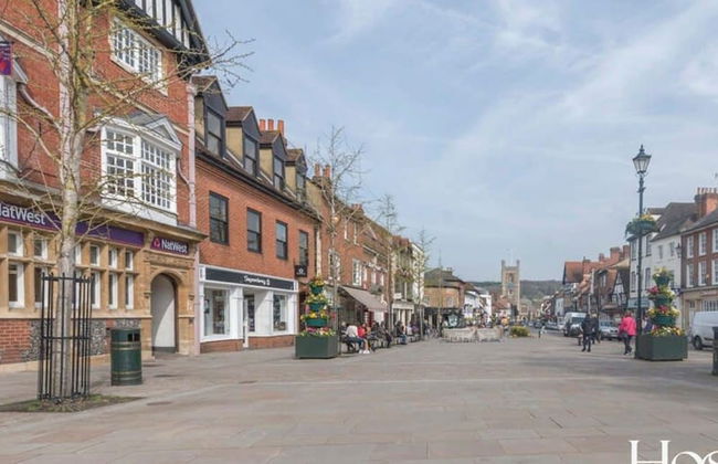 Stunning Character House In The Centre of Henley - Photo 17