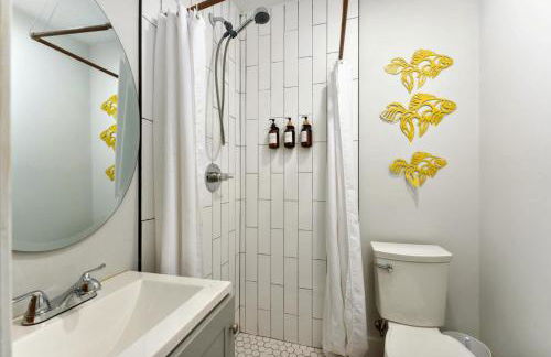 Downtown Retreat, 5BR Game Room & Pet Friendly - Photo 24