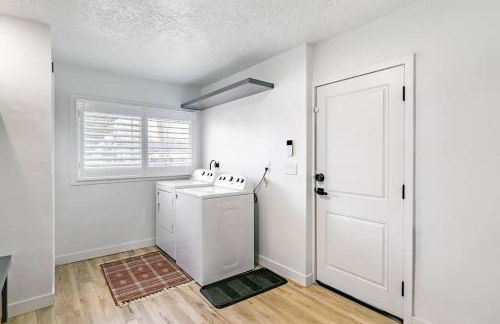 Modern Rustic Stay with Hot Tub near Downtown - Foto 6