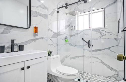 Escape GameRoom, BAR, BBQ, Spacious,KING Bed, All Luxury mattresses, Near Beach, 6 blocks away from Bars, Nite Clubs, Res, Shops - Photo 6