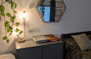 Stylish central Horsham residence with parking and hot tub - Foto 19