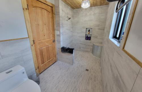 Private Retreat with Pond, Pool and Hot Tub - Photo 24