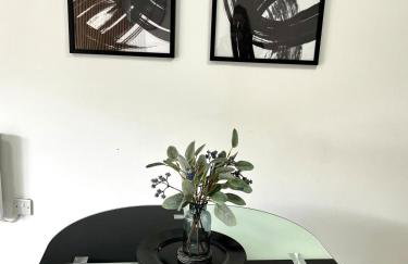 Serene 2-Bed Flat with Canal Views - Coop Live & Ethiad - Foto 6