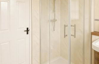 Spacious 3-Bed House with Private Yard - Foto 11