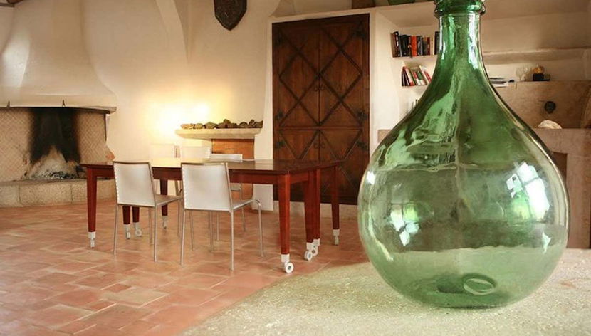 Disfrutando de la visita por la bodega Argiolas