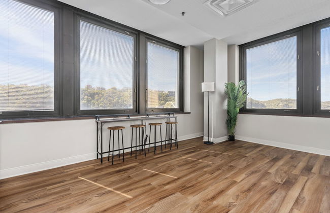 Sleek 2BR Downtown Retreat with Gym - Foto 29