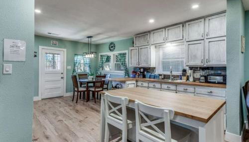 Stockyards! Less than 3 mins-Sleeps 8 -Gable House - Foto 5