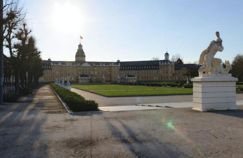 Spacious Apartment with Balcony - nearby Schlosspark - APOLONIAliving - Foto 11