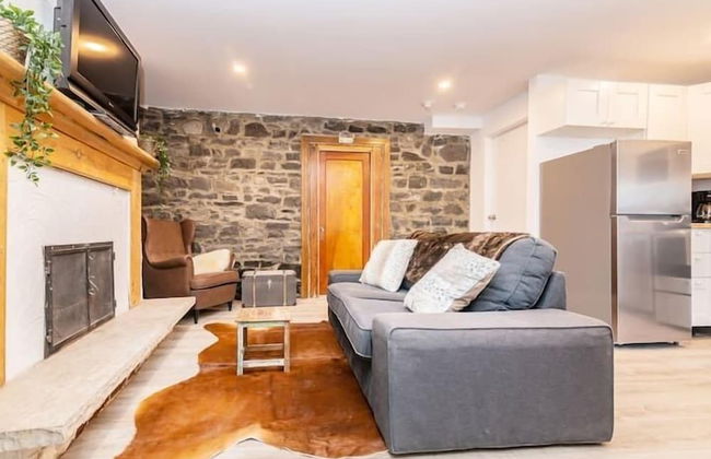 Modern Meets Rustic - 2 Bdrm Old Quebec - Photo 14
