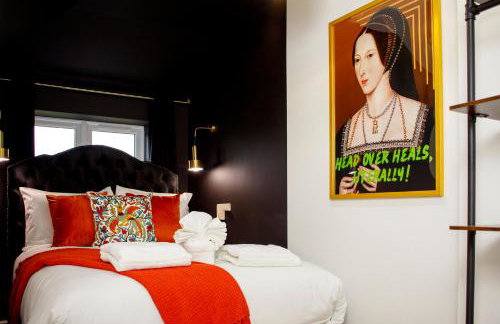 6 BR 3 Bath Spacious Tudor House & Free Parking - Foto 24