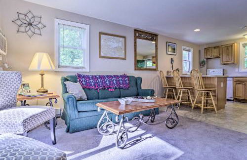 Lake Getaway Walk Across Street to Private Beach! - Foto 1