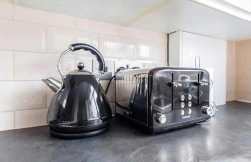 Group Friendly 2 Bed 2 Bath FREE PARKING for 2 Large Vans or up to 4 Cars Zone 2 Sleeps 10 Close to Central London and Zone 2 tube station - Photo 53