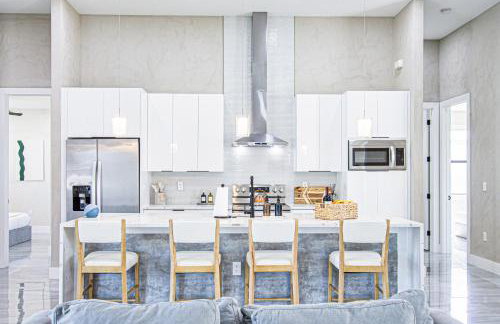 Luxurious Waterfront Home with Heated Pool and Jacuzzi - Foto 3