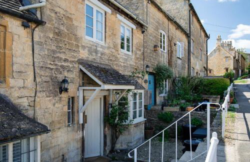 Gleneda Cottage - a renovated, traditional Cotswold cottage full of charm with fireplace and garden - Photo 37