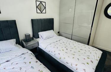 Luxury 5BR Stay With City Access - Photo 26